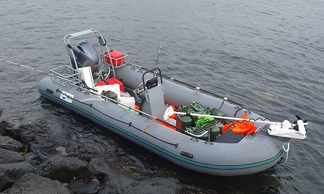 지난 8일 오전 제주시 한경면 용수리 해안가에서 발견된 중국인 6명이 제주에 타고 온&nbsp;레저보트. 독자 제공