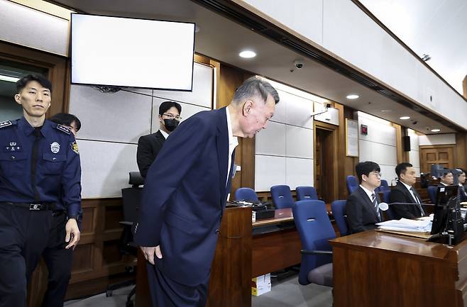 윤석열 전 대통령이 26일 서울 서초구 서울중앙지법에서 열린 특수공무집행방해, 직권남용 권리행사방해 등 혐의 사건 1차 공판에 출석, 고개를 숙이고 있다. 사진공동취재단