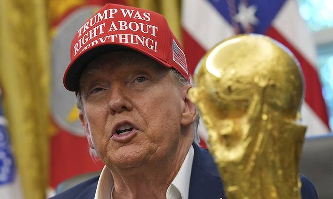 도널드 트럼프 미국 대통령이 지난 8월 22일(현지시간) 워싱턴DC 백악관 오벌오피스에서 월드컵 트로피를 앞에 두고 발언하고 있다.&nbsp;AP연합뉴스