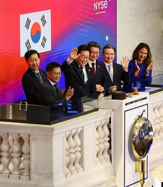 뉴욕 증권거래소 개장 타종 - 이재명 대통령이 25일(현지시간) 미국 뉴욕 증권거래소에서 개장을 알리는 타종 행사인 ‘링 더 벨’을 마친 뒤 손을 흔들며 인사하고 있다. 사진 왼쪽부터 김남준 대통령실 제1부속실장, 구윤철 경제부총리 겸 기획재정부 장관, 이 대통령, 이억원 금융위원장, 김용범 정책실장, 린 마틴 뉴욕 증권거래소 회장. 뉴욕 연합뉴스