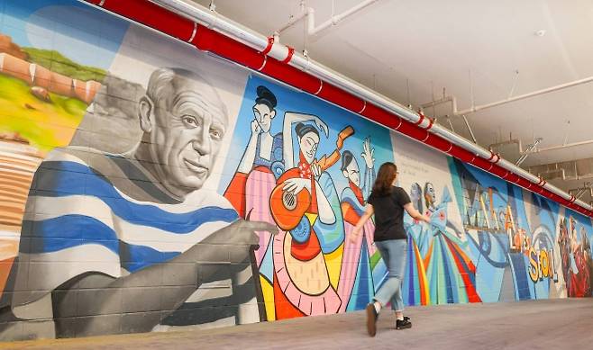 고터·세빛 관광특구 공공보행통로 내에 있는 ‘피카소 도시 예술 벽화’의모습. 서초구 제공