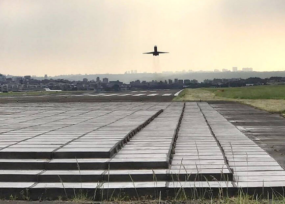 대만 타이베이 제2공항인 쑹산공항 활주로 끝에 블록 형태의 ‘항공기 이탈 방지 시스템’(EMAS)이 설치돼 있다. 쑹산공항 홈페이지 캡처