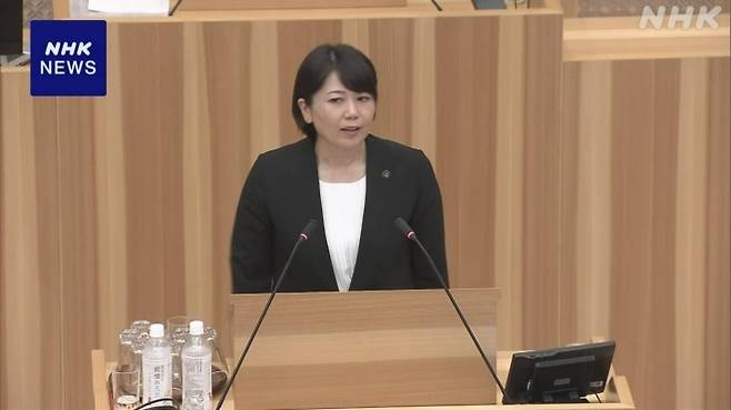 일본 군마현 마에바시시의 오가와 아키라(42) 시장이 유부남인 부하 직원과 러브호텔에서 여러 차례 만났다는 의혹에 대해 26일 시의회 정례회에서 재차 사과했다. NHK 보도화면 캡처