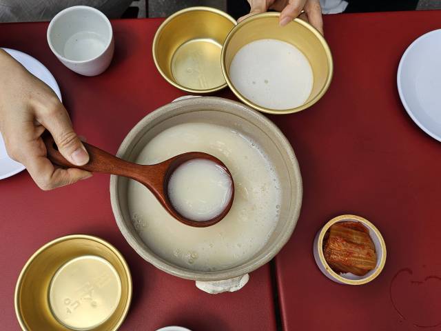 프랑스 파리 13구에 위치한 ‘꽁뚜아 꼬레앙’ 고블랭 지점에서 판매하고 있는 생막걸리. 파리=박신원 기자