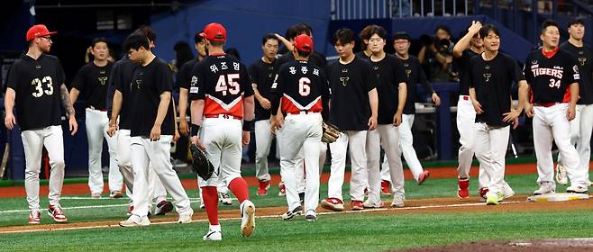 KIA는 25일 2025시즌 포스트시즌 탈락을 확정했다. 팀은 지난해 통합 우승을 차지했지만, 직후 시즌 곧바로 PS 경쟁에서 탈락하는 아픔을 맛봤다.｜뉴시스