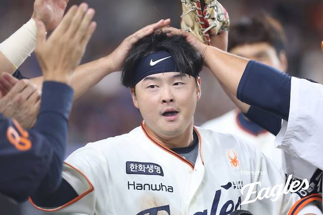 한화 이도윤이 26일 대전한화생명볼파크에서 열린 LG와 홈경기 7회말 역전 결승 2타점 적시타를 쳤다. 이도윤이 3-1로 앞선 7회말 1사 1·3루서 심우준의 번트안타 때 득점을 올린 뒤 동료들과 기뻐하고 있다. 사진제공|한화 이글스