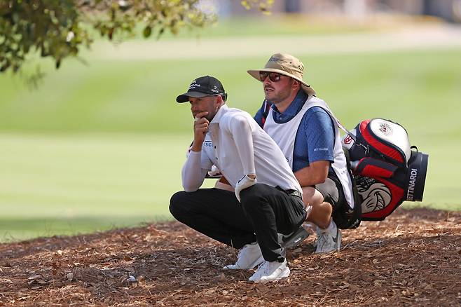 벤 실버맨(왼쪽)과 브라이언 콥식이 지난 3월 15일 PGA 투어 플레이어스 챔피언십 2라운드 도중 1번 홀에서 다음 샷을 준비하기 위해 함께 상황을 살펴보고 있다.  게티이미지코리아