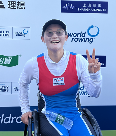 김세정이 26일 중국 상하이에서 열린 2025 세계조정선수권대회 여자 싱글 스컬(PR1 W1x) 결선에서 2위를 차지한 뒤 활짝 웃고 있다.
