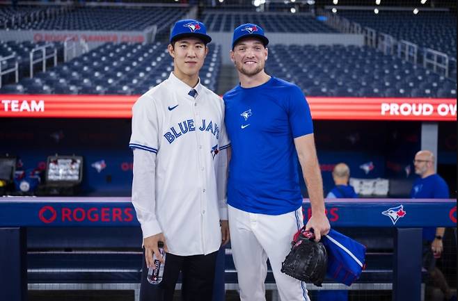 ▲ 토론토 블루제이스 유니폼을 입은 문서준(왼쪽) ⓒ토론토 블루제이스 SNS