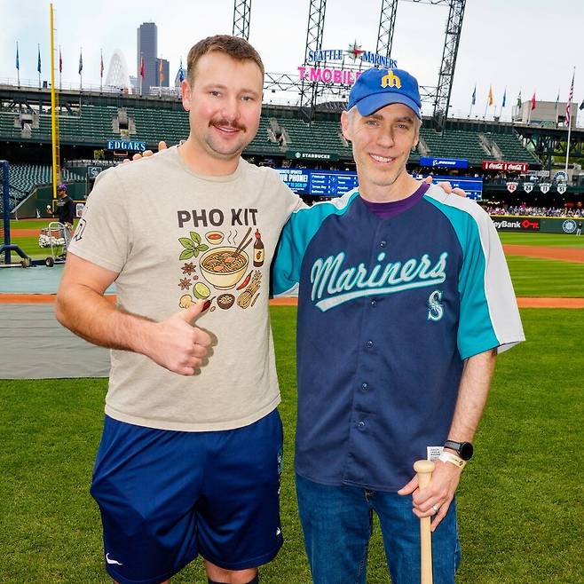 ▲ 왼쪽부터 칼 랄리, 랄리의 60홈런 공을 잡고 어린아이에게 양보한 팬 글렌 무티-드리스콜 ⓒ시애틀 매리너스 SNS