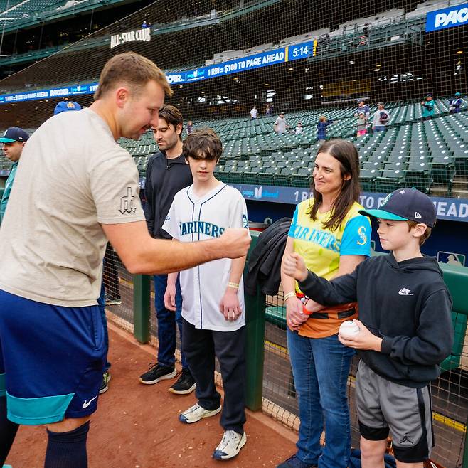 ▲ 왼쪽부터 칼 랄리, 랄리의 60홈런 공을 잡고 어린아이에게 양보한 글렌 무티-드리스콜의 가족들 ⓒ시애틀 매리너스 SNS