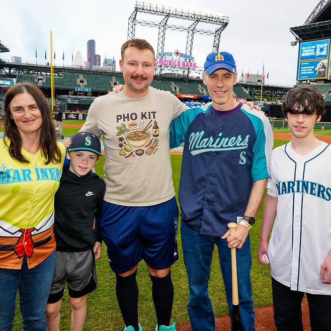 ▲ 칼 랄리와 랄리의 60홈런 공을 잡고 어린아이에게 양보한 팬 글렌 무티-드리스콜 및 가족들 ⓒ시애틀 매리너스 SNS