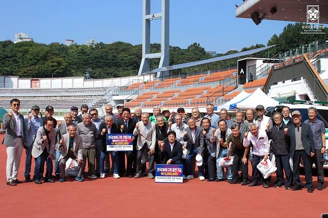 효창운동장에서 열린 발전기금·의류 전달식 사진 ⓒ한국대학축구연맹
