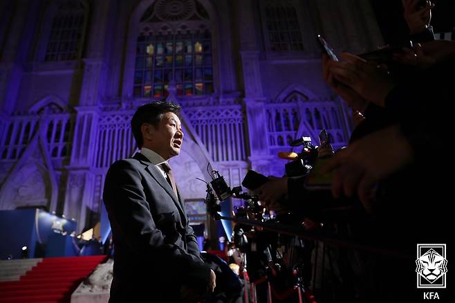 지난해 국내에서는 최초로 열렸던 AFC 시상식 2023을 앞두고 취재진과 인터뷰 중인 정몽규 대한축구협회장. /사진=대한축구협회 제공