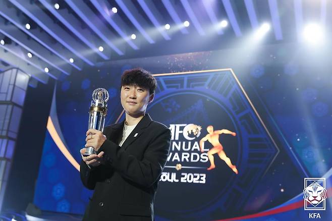 지난해 AFC 애뉴얼 어워즈 2023 여자 지도자상을 받았던 박윤정 U-20 대표팀 감독. /사진=대한축구협회 제공