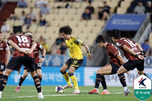 부천FC(빨간색 유니폼)와 전남드래곤즈 경기. /사진=한국프로축구연맹 제공