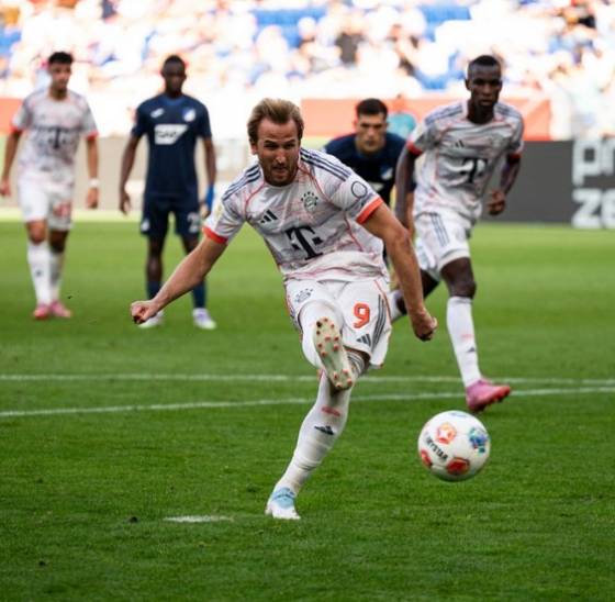 해리 케인이  20일 오후 10시30분(한국시간) 독일 진스하임의 프리제로 아레나에서 열린 바이에른 뮌헨 대 호펜하임의 2025~2026시즌 분데스리가 4라운드에서 페널티킥을 차고 있다. /사진=바이에른 뮌헨 공식 SNS  갈무리