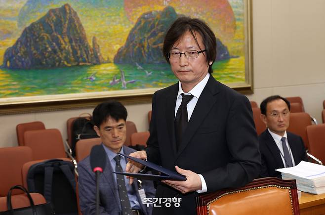 주병기 공정거래위원장 후보자가 9월 5일 국회 정무위원회에서 열린 인사청문회에서 선서를 하기 위해 이동하고 있다. 권도현 기자