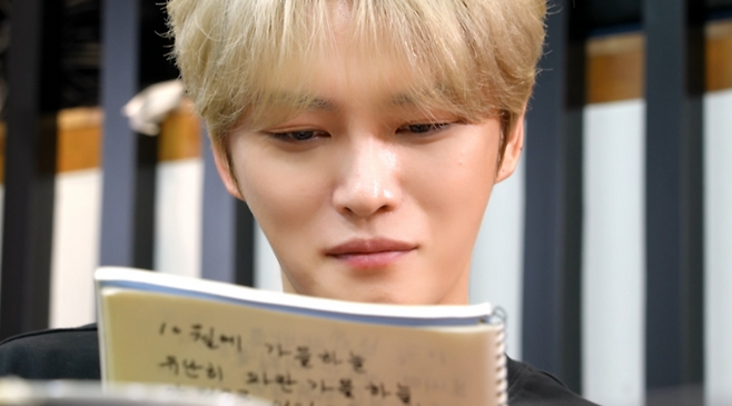 김재중이 어머니의 간병일기를 읽고 눈물을 보인다. 사진=KBS 2TV