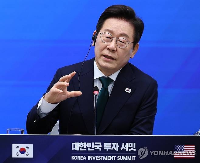 이재명 대통령, 뉴욕에서 한국경제설명회 (뉴욕=연합뉴스) 한상균 기자 = 이재명 대통령이 25일(현지시간) 미국 뉴욕 증권거래소에서 열린 한국경제설명회 투자서밋에서 발언하고 있다. 2025.9.25 xyz@yna.co.kr