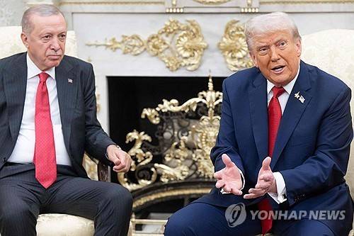 튀르키예 대통령과 정상회담에서 언론과 문답하는 트럼프 [워싱턴 AFP=연합뉴스. 재판매 및 DB 금지]