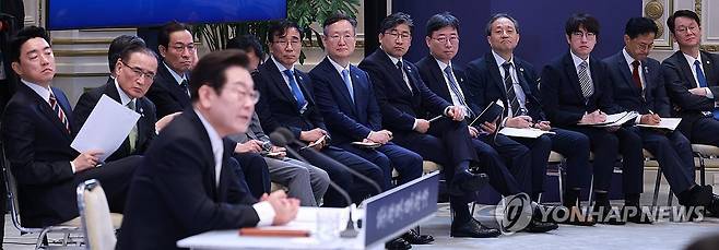 이재명 대통령 발언 듣는 참모진 (서울=연합뉴스) 김도훈 기자 = 11일 청와대 영빈관에서 열린 이재명 대통령 취임 100일 기자회견에서 강훈식 비서실장, 위성락 국가안보실장, 우상호 정무수석 등 참모진이 대통령 발언을 듣고 있다. 2025.9.11 [대통령실통신사진기자단] superdoo82@yna.co.kr