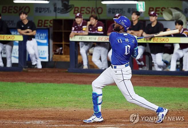 '49홈런·150타점' 삼성 디아즈 (대구=연합뉴스) 김현태 기자 = 25일 대구 삼성라이온즈파크에서 열린 프로야구 키움과 삼성의 경기. 8회 말 2사 주자 1, 3루 상황에서 타석에 들어선 삼성 디아즈가 3점 홈런을 치고 있다. 이 홈런으로 디아즈는 KBO 한 시즌 최다 150타점 신기록에 이어 외국인 타자 최다인 49홈런 기록을 새롭게 썼다. 2025.9.25 mtkht@yna.co.kr