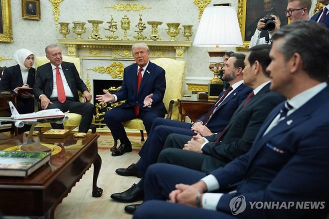 트럼프와 에르도안 (워싱턴 AP=연합뉴스) 도널드 트럼프 미국 대통령과 레제프 타이이프 에르도안 튀르키예 대통령이 25일(현지시간) 백악관에서 정상회담을 하고 있다. 2025.09.25 photo@yna.co.kr