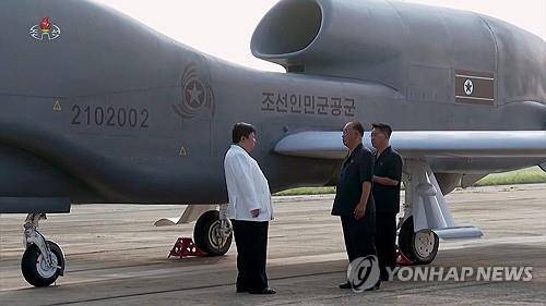 북한 중앙TV, 김정은 '무인기' 시찰 방영 (서울=연합뉴스) 북한 조선중앙TV는 15일 '위대한 전환, 승리와 변혁의 2023년'제목의 새 기록영화를 방영하며 그동안 북한 매체에서 보도되지 않은 김정은 국무위원장이 리병철 당 중앙군사위원회 부위원장과 '샛별-9형' 공격형 무인기를 시찰하는 모습을 공개했다. [조선중앙TV 화면] 2024.1.15 
    [국내에서만 사용가능. 재배포 금지. For Use Only in the Republic of Korea. No Redistribution]