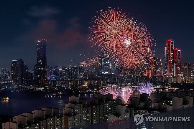 어두운 밤하늘 수놓는 불꽃 (서울=연합뉴스) 신현우 기자 = 지난해 10월 5일 오후 서울 여의도 한강공원에서 '2024 서울세계불꽃축제'가 열린 가운데 서울 용산구 LG유플러스 본사에서 바라본 불꽃. 2024.10.5 nowwego@yna.co.kr