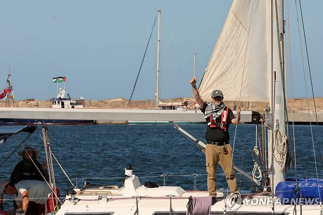 지난 13일(현지시간) 튀니지 북부 비제르테항 출항 전 GSF 소속 선박에 탑승한 활동가 [EPA 연합뉴스 자료사진. 재배포 및 DB 금지]