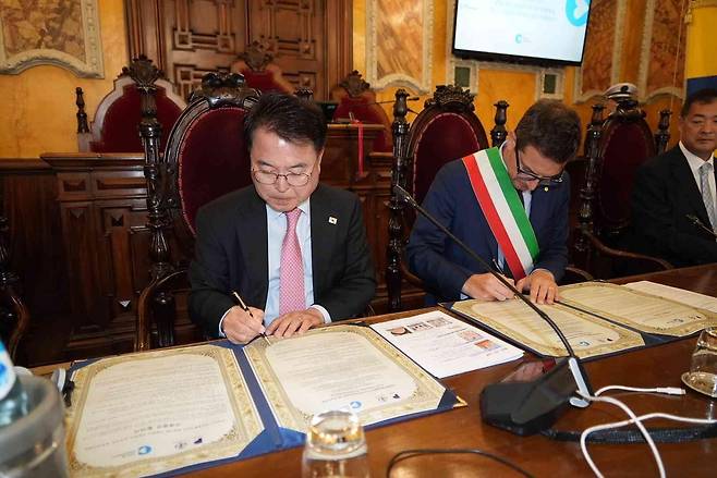 육동한 춘천시장(왼쪽)과 미켈레 구에라 이탈리아 파르마시장 협약 [춘천시 제공.재판매 및 DB 금지]