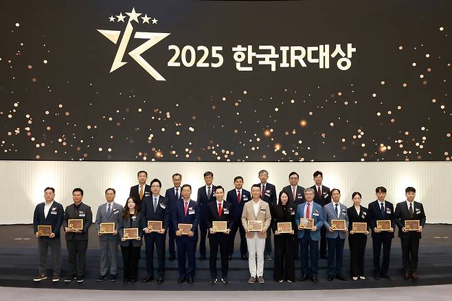 2025 한국 IR 대상 시상식 (서울=연합뉴스) 황철환 기자 = 26일 한국IR협의회가 개최한 2025 한국IR대상 시상식에서 수상기업과 참석자들이 기념촬영을 하고 있다. 2025.9.26 [한국IR협의회 제공. 재판매 및 DB 금지]