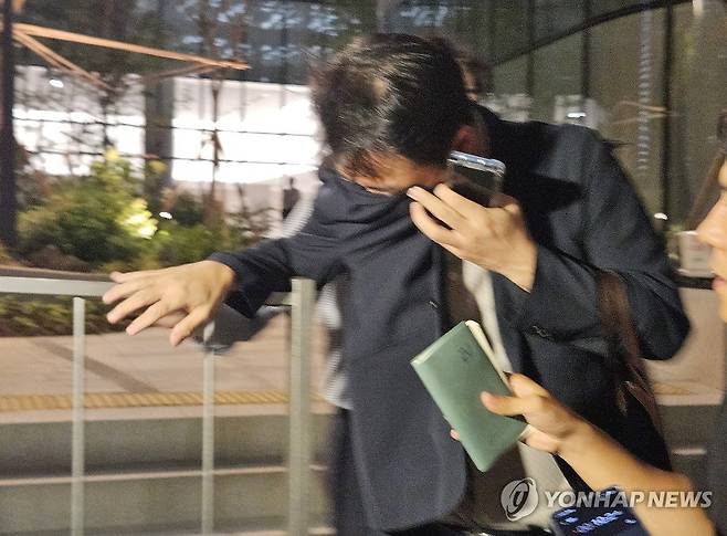 얼굴 가린 채 특검 사무실 떠나는 김건희 오빠 (서울=연합뉴스) 김현수 기자 = 김건희 여사 오빠인 김진우 씨가 28일 김 여사 관련 의혹들을 수사하는 민중기 특별검사팀 사무실이 위치한 서울 종로구 KT광화문빌딩에서 조사를 마친 뒤 얼굴을 가린 채 특검 사무실을 나서고 있다. 
    김씨는 이른바 '양평 공흥지구 개발 특혜 의혹'의 핵심 당사자다. 2025.7.28 photo@yna.co.kr