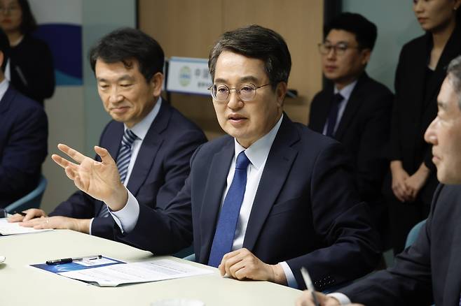 중국 난징서 종루이코리아와 업무협약 맺는 김동연 지사  [경기도 제공. 재판매 및 DB 금지]