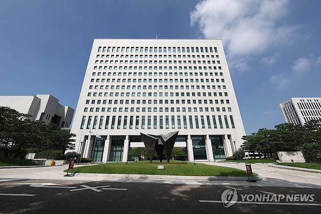 국회, 검찰청 폐지 담은 정부조직법 개정안 표결 (서울=연합뉴스) 김성민 기자 = 국회는 26일 본회의에서 검찰청 폐지, 중대범죄수사청(중수청)과 공소청 신설 등의 내용을 담은 정부조직법 개정안을 표결할 예정이다. 
    사진은 이날 서울 서초구 대검찰청의 모습. 2025.9.26 ksm7976@yna.co.kr