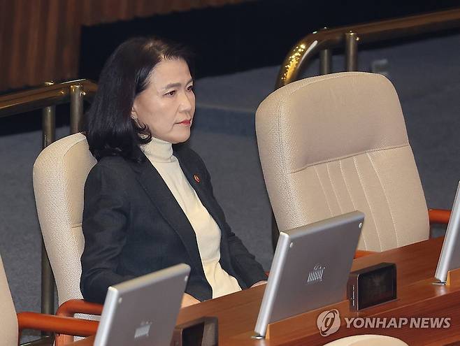 무제한 토론 지켜보는 이진숙 방송통신위원장 (서울=연합뉴스) 박동주 기자 = 이진숙 방송통신위원장이 26일 서울 여의도 국회 본회의에서 방송미디어통신위원회의 설치 및 운영에 관한 법률안에 대한 무제한 토론을 지켜보고 있다. 2025.9.26 pdj6635@yna.co.kr