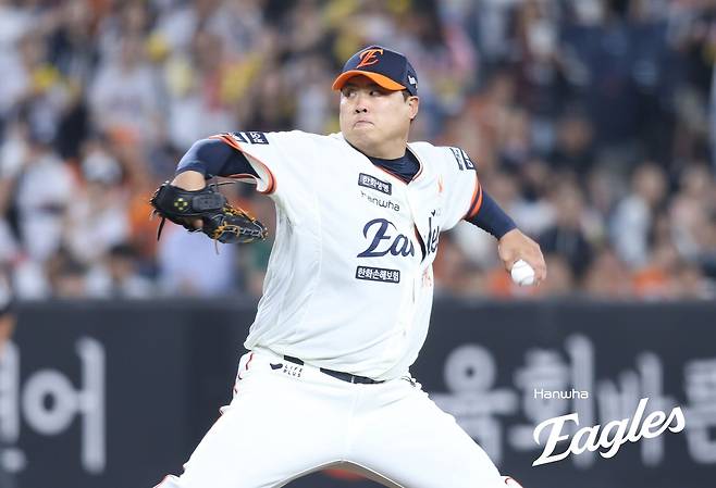 역투하는 류현진 (서울=연합뉴스) 한화 류현진이 26일 대전 한화생명볼파크에서 열린 프로야구 LG와 홈 경기에 선발 등판해 역투하고 있다. [한화 이글스 제공. 재판매 및 DB금지]