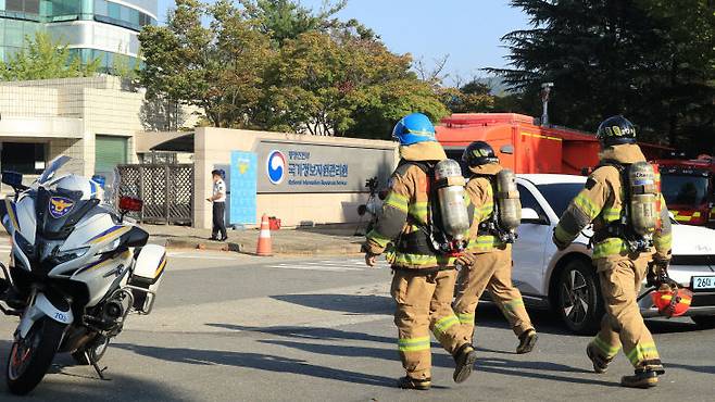 9월 26일 오후 8시 20분께 대전 유성구 화암동에 있는 행정안전부 국가정보자원관리원 5층 전산실에서 화재가 발생해 27일 오전 6시 30분깨서야 초기 진화가 완료됐다. &nbsp;(사진=임병안 기자)