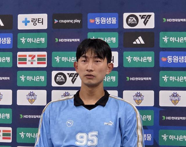 수원삼성블루윙즈 공격수 김현(32)이 27일 치러진 '하나은행 K리그2 2025' 31라운드 충남아산FC와의 경기가 끝나고 수훈선수 인터뷰를 하고 있다. 사진=이재범 기자.