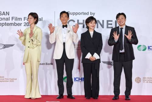 ◇제30회 부산국제영화제에 참석한 (사진 오른쪽부터) 김진유 감독과 김혜옥, 저스틴민, 공민정 배우. 사진=부산국제영화제 제공