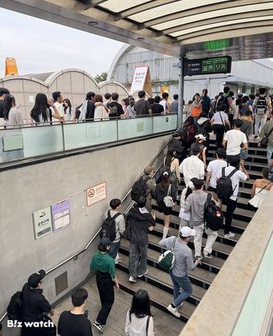 지하철5호선 여의나루역에서 올라오고 있는 시민들