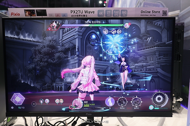 전투 중 화면을 멈춘 뒤에 시점을 조정해 다양한 장면을 연출할 수 있다. 꾸미기를 좋아하는 이용자에게 어필하는 '미래시'의 특징 중 하나다.