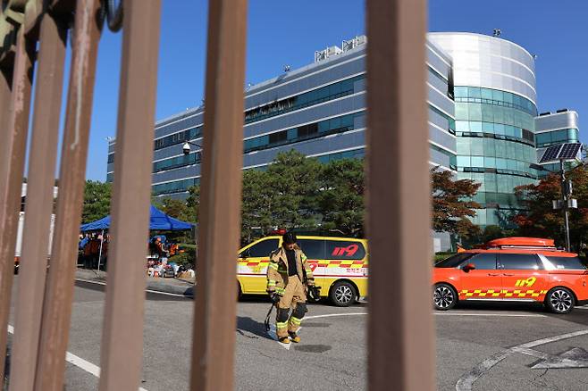 27일 대전 유성구 국가정보자원관리원 인근에서 현장 통제가 이뤄지고 있다. 전날 오후 8시 20분께 전산실에서 리튬이온 배터리 폭발로화재가 발생했다. 소방당국은 9시간 50분 만인 이날 오전 6시 30분께 초진 완료했다.(사진 = 연합뉴스)