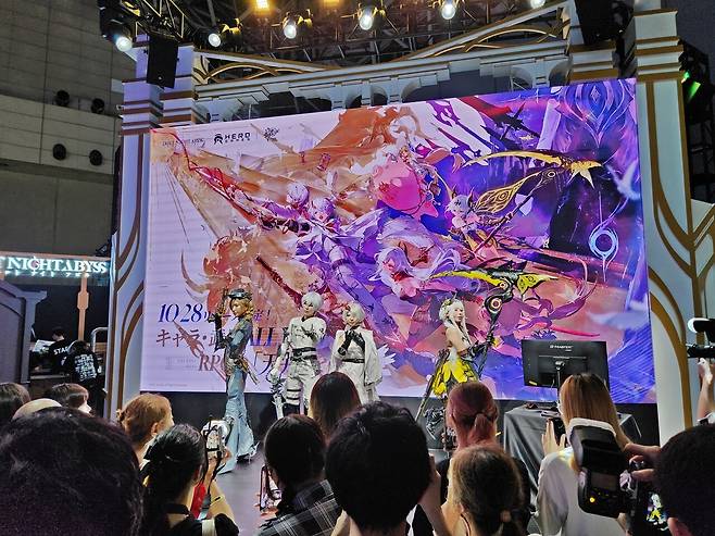 - 듀엣 나이트 어비스 코스어를 보기 위해 몰린 관람객들&nbsp;