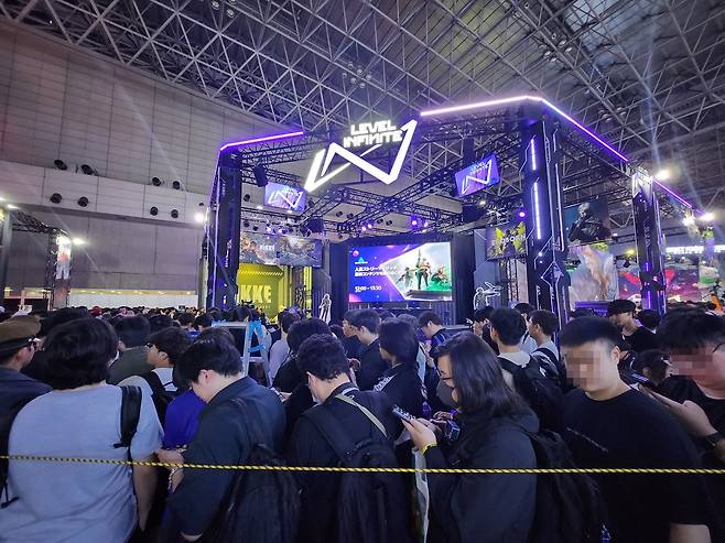 - 니케, 델타포스 등을 서비스하는 레벨 인피니티 부스 앞도 인산인해다&nbsp;&nbsp;