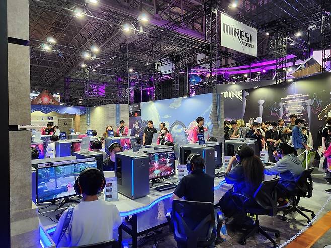 - 미래시 시연 중인 관람객들의 모습&nbsp;