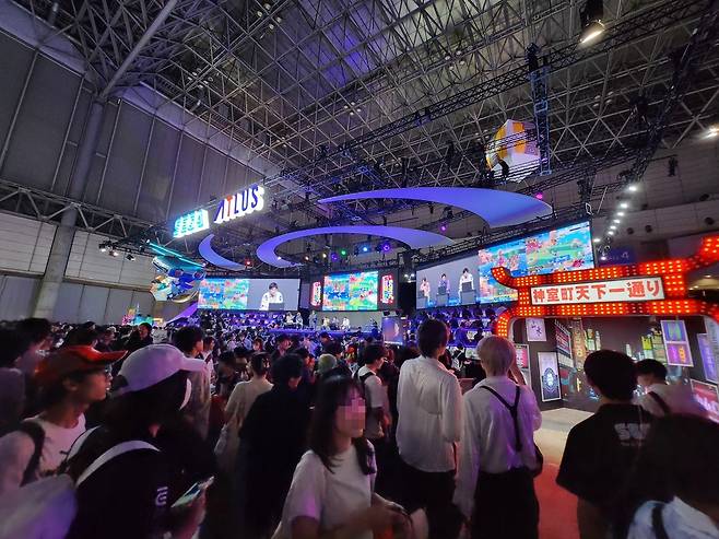 - 세가 앞은 소닉 럼블을 관람하는 인파로 가득하다&nbsp;