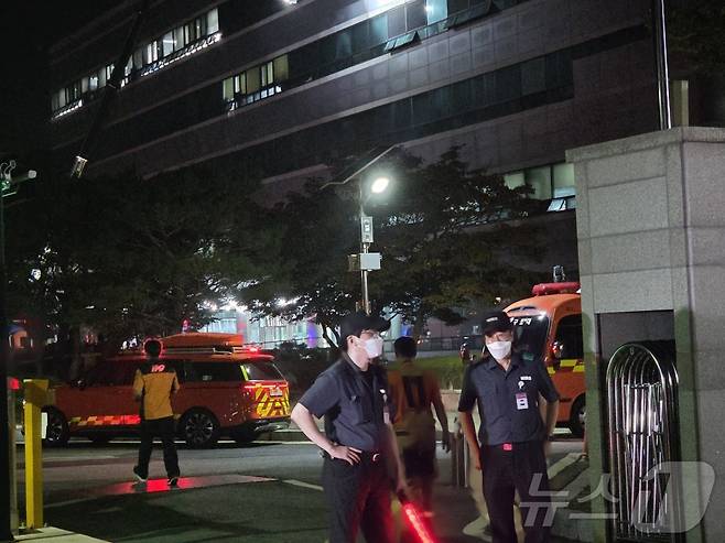 26일 오후 8시20분께 대전 유성구 국가정보자원관리원에서 불이 나 소방당국이 진화 작업을 하고 있다. 불은 5층 전산실 리튬이온 배터리에서 발생한 것으로 추정된다. 정부 전산자원을 통합 관리하는 국가정보자원관리원(국정자원) 화재로 정부 온라인 서비스 70개가 마비됐다. 2025.9.27/뉴스1 ⓒ News1 김종서 기자