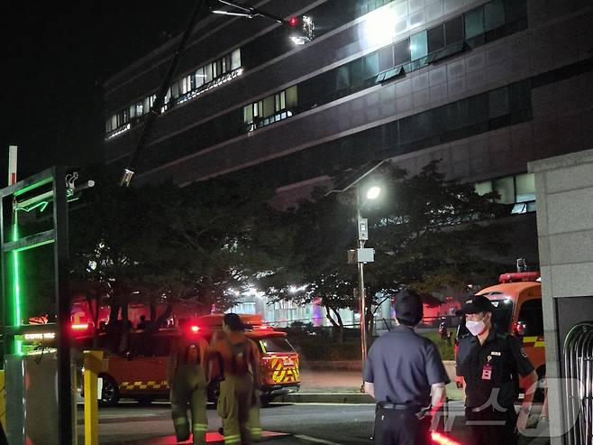 26일 오후 8시20분께 대전 유성구 국가정보자원관리원에서 불이 나 소방당국이 진화 작업을 하고 있다. 불은 5층 전산실 리튬이온 배터리에서 발생한 것으로 추정된다.  2025.9.27/뉴스1 ⓒ News1 김종서 기자